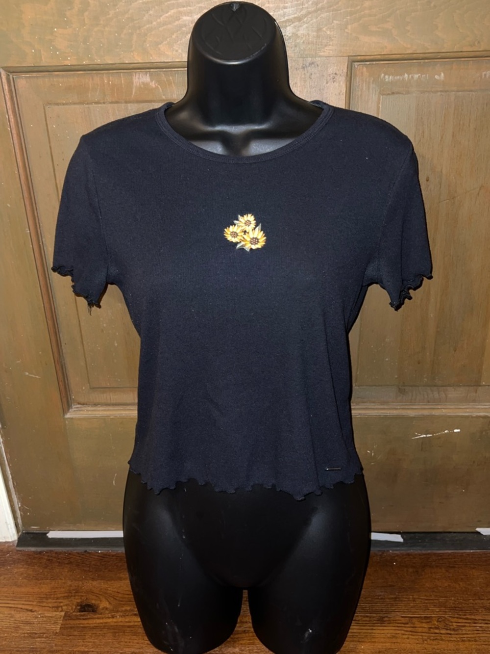 Hollister Baby Tee Black Cropped Yellow Sunflower Embroidery Short Sleeve Size M